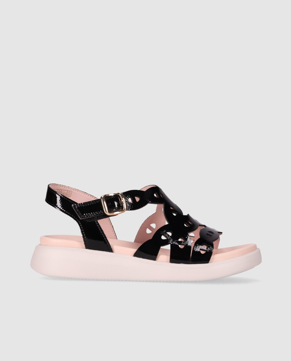 Chika10 - Sandalias de cuña de mujer con acabado brillante y diseño calado.