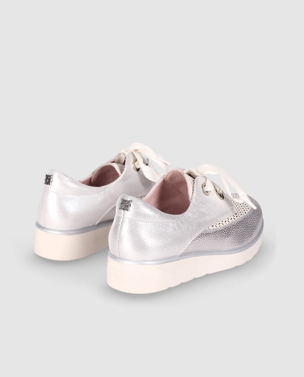 Chika10 - Zapatos de cordones de mujer en piel con material troquelado y suela ligera.