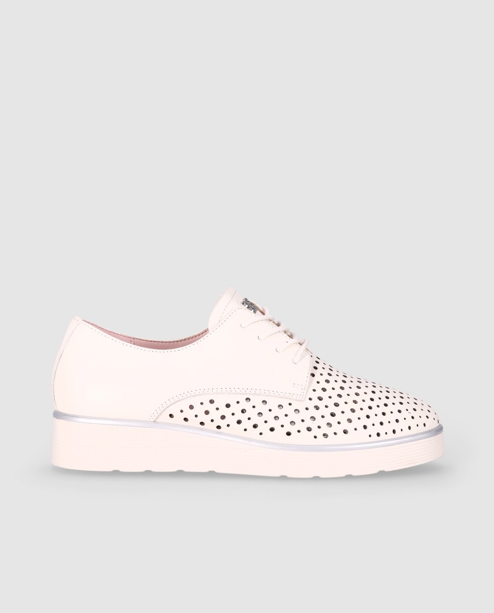 Chika10 - Zapatos de cordones de mujer en piel con detalles troquelados y puntera redonda.