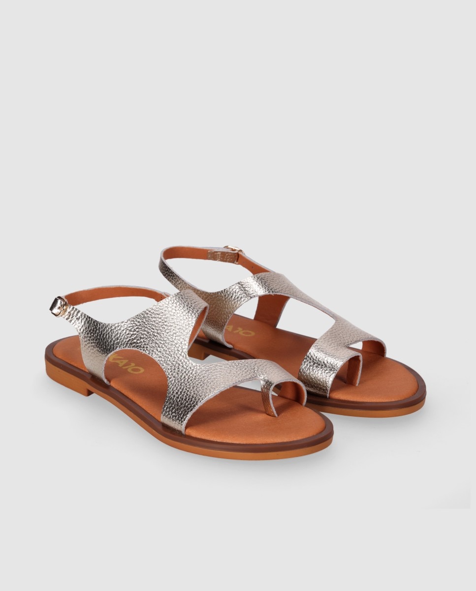 Sandalias planas de mujer diseñada en piel con corte asimétrico y cierre de hebilla - Chika10 - Oro Oro-4