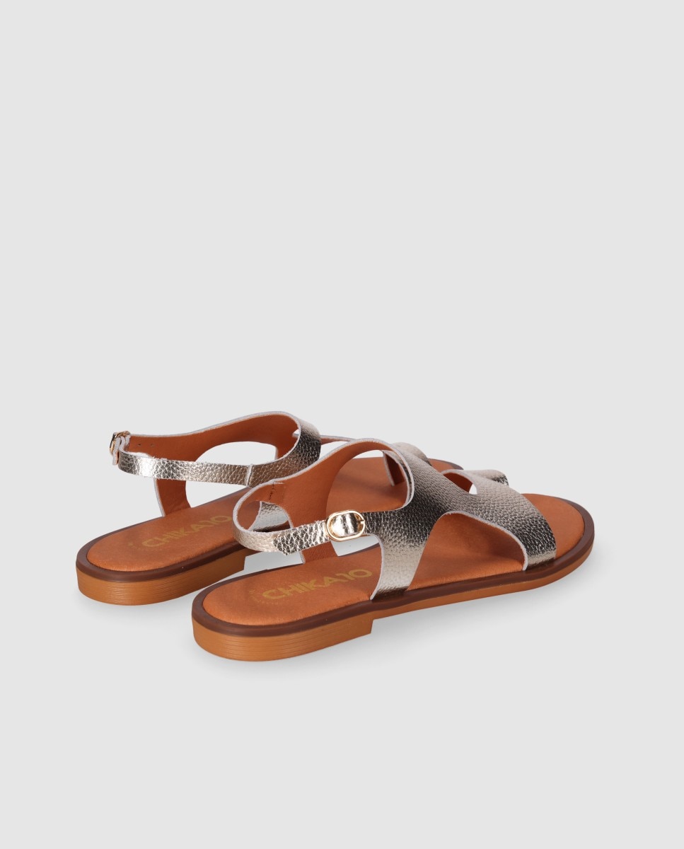 Sandalias planas de mujer diseñada en piel con corte asimétrico y cierre de hebilla - Chika10 - Oro Oro-3