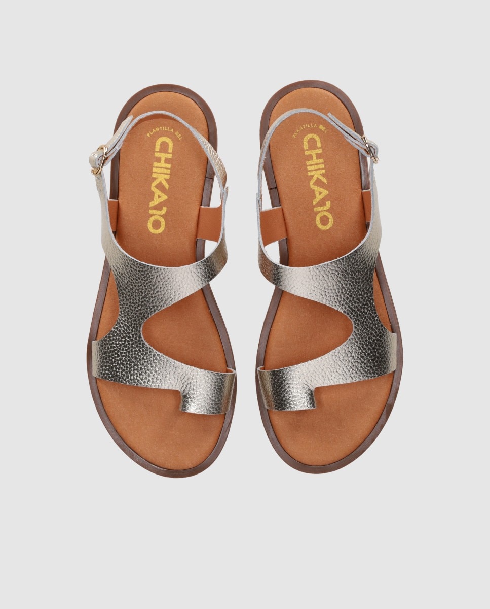Sandalias planas de mujer diseñada en piel con corte asimétrico y cierre de hebilla - Chika10 - Oro Oro-5