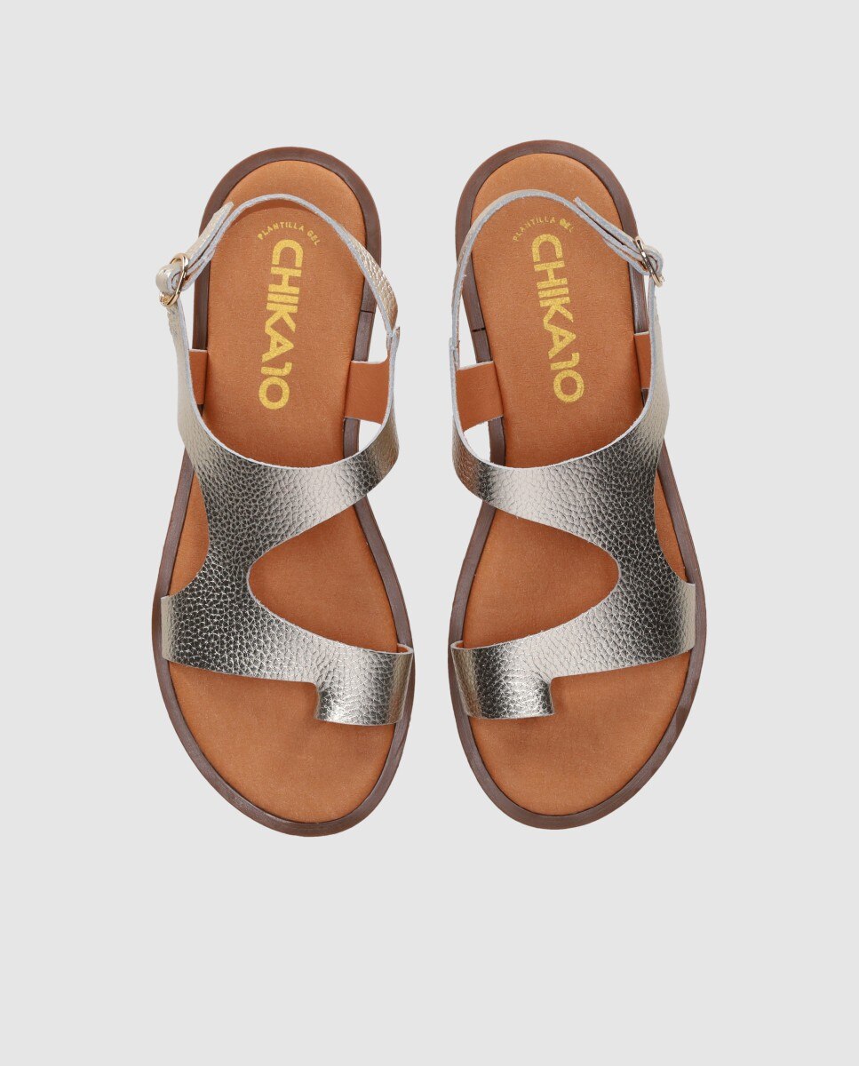 Sandalias planas de mujer diseñada en piel con corte asimétrico y cierre de hebilla - Chika10 - Oro Oro-6