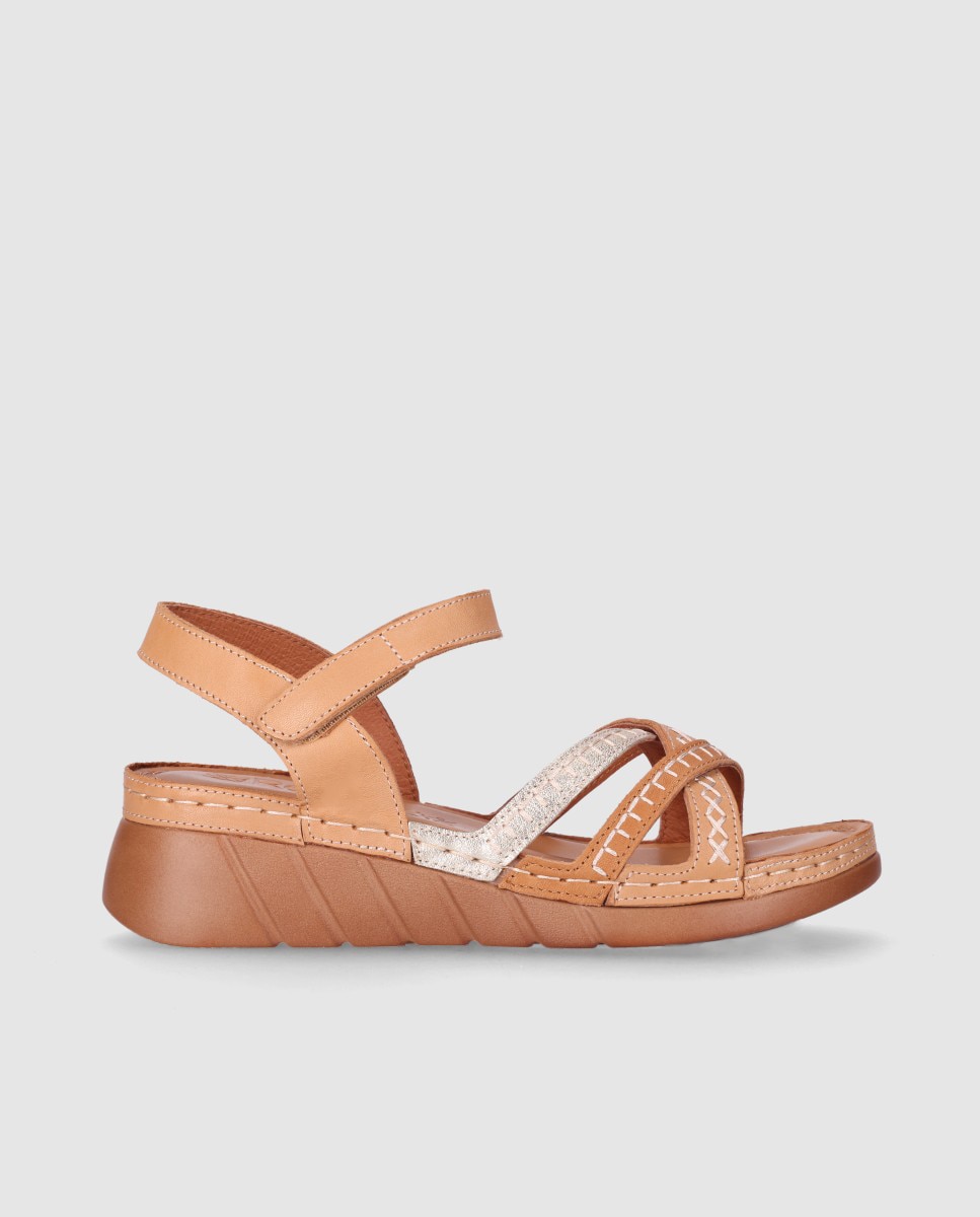 Chika10 - Sandalias de cuña de mujer diseñadas en piel con tiras finas flexibles y cierre autoaherente.