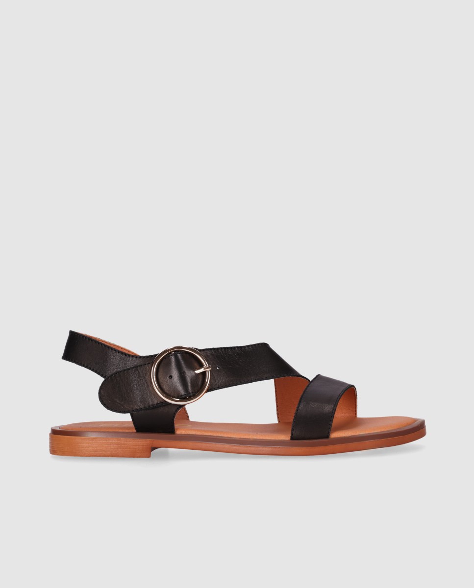 Chika10 - Sandalias planas de mujer de piel con plantilla acolchada y diseño de tiras anchas con cierre de hebilla.