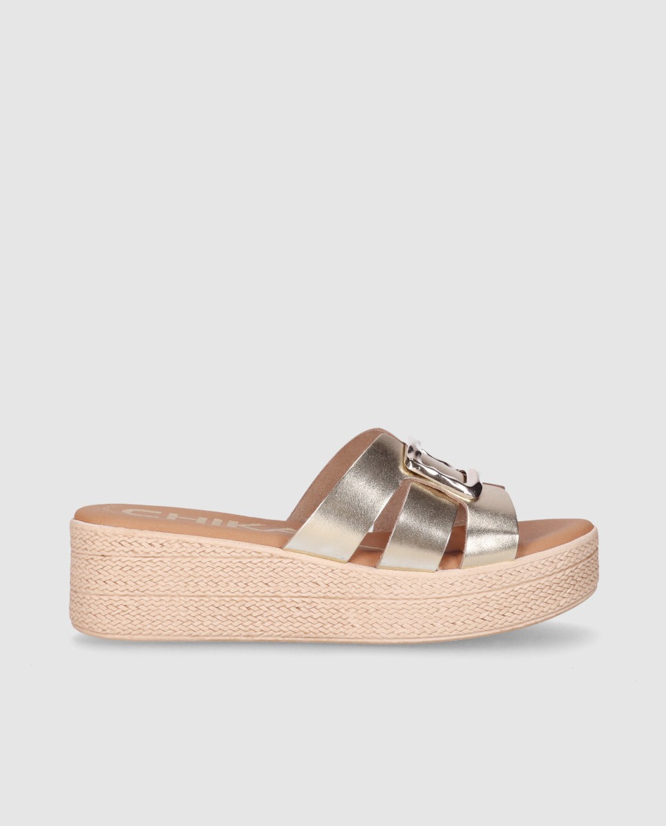 Sandalias de cuña en piel de mujer con corte simétrico y maxi hebilla metálica decorativa - Chika10 - Oro Oro-1