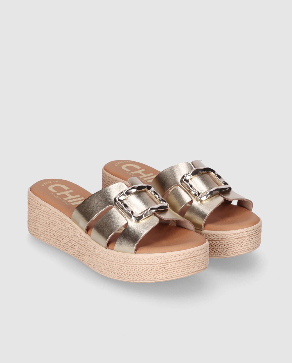 Sandalias de cuña en piel de mujer con corte simétrico y maxi hebilla metálica decorativa - Chika10 - Oro Oro-3
