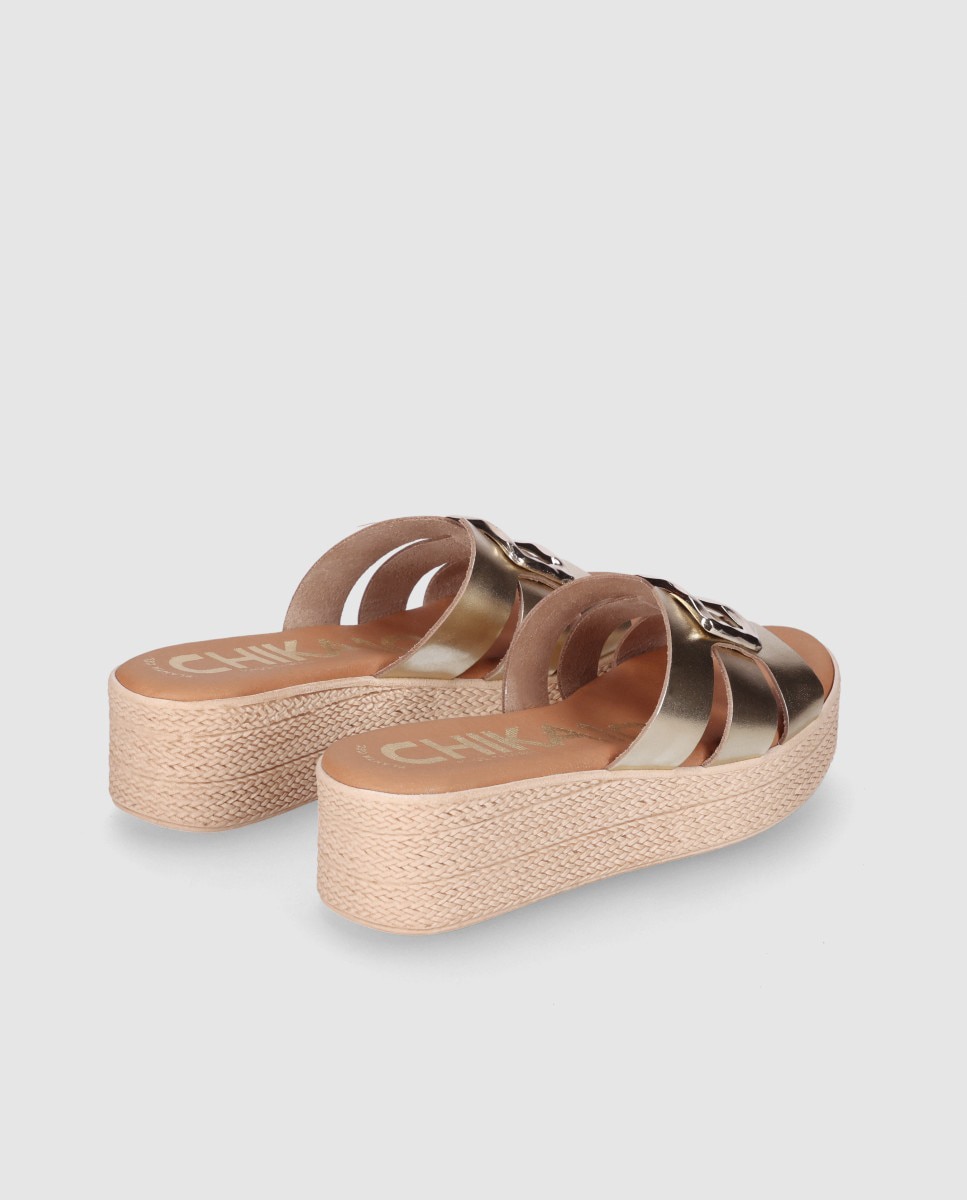 Sandalias de cuña en piel de mujer con corte simétrico y maxi hebilla metálica decorativa - Chika10 - Oro Oro-2