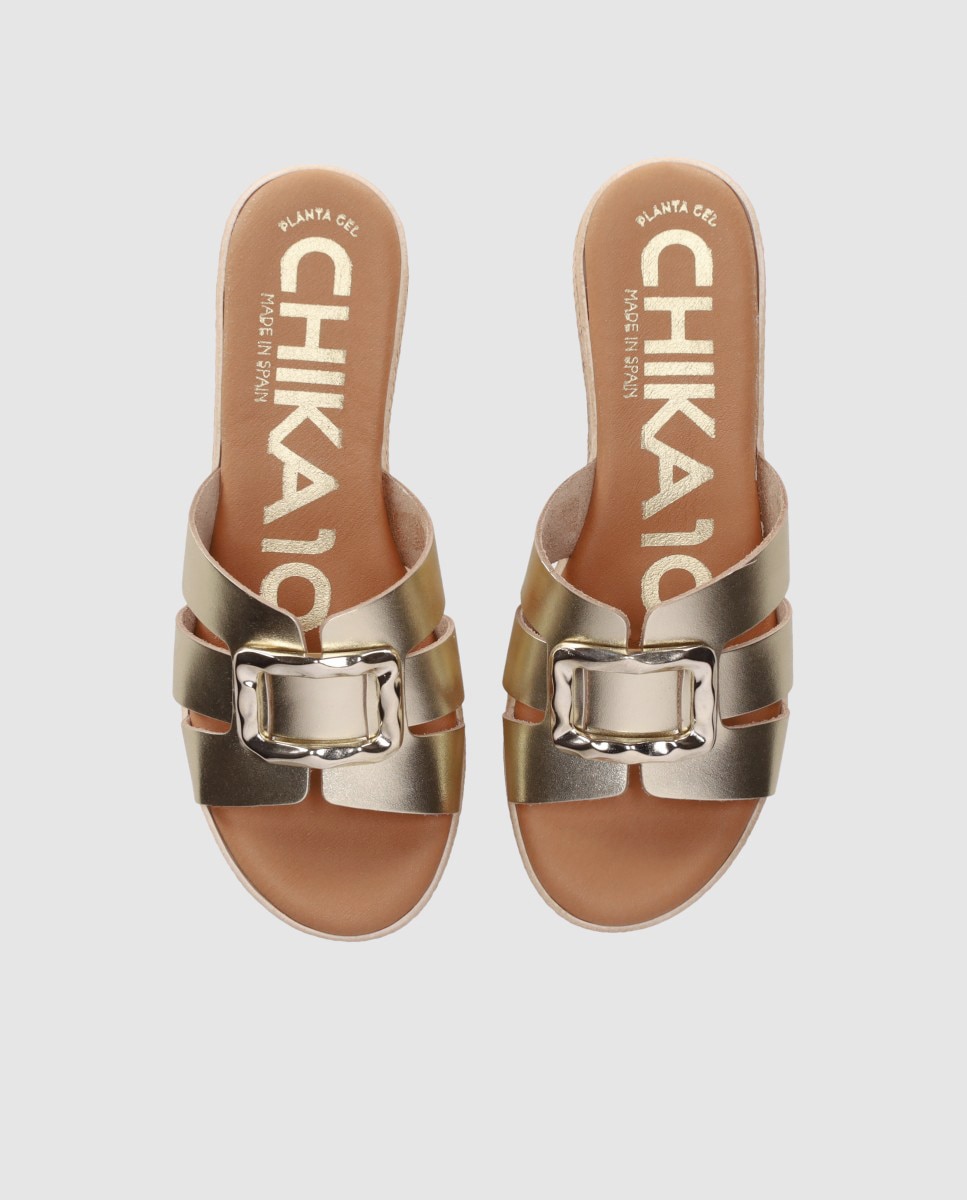 Sandalias de cuña en piel de mujer con corte simétrico y maxi hebilla metálica decorativa - Chika10 - Oro Oro-4