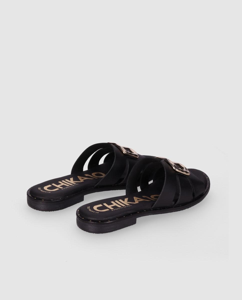 Chika10 - Sandalias planas en piel de mujer con maxi hebilla metálica decorativa y puntera redonda.