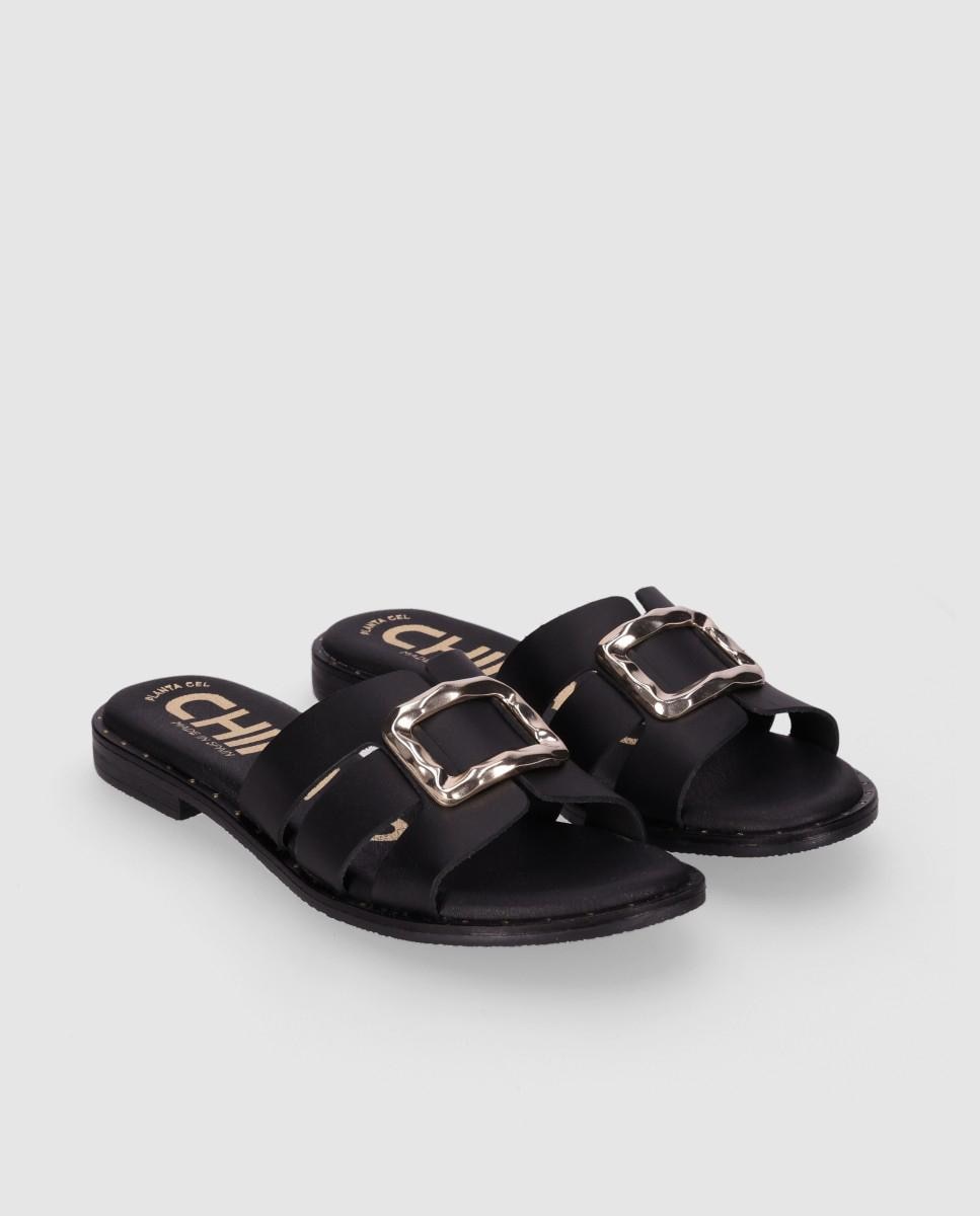 Sandalias planas en piel de mujer con maxi hebilla metálica decorativa y puntera redonda - Chika10 - Negro Negro-3