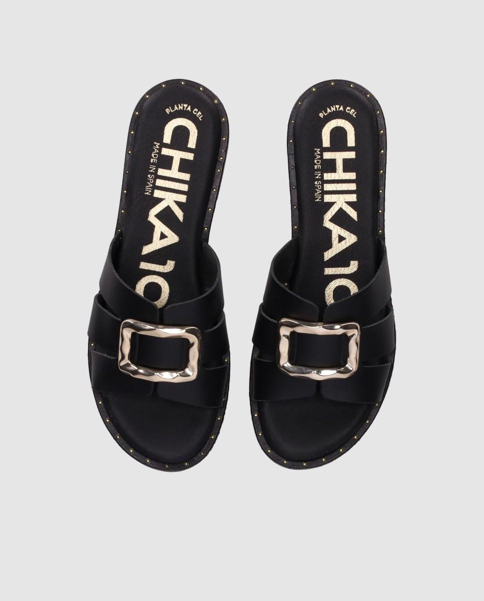 Sandalias planas en piel de mujer con maxi hebilla metálica decorativa y puntera redonda - Chika10 - Negro Negro-4