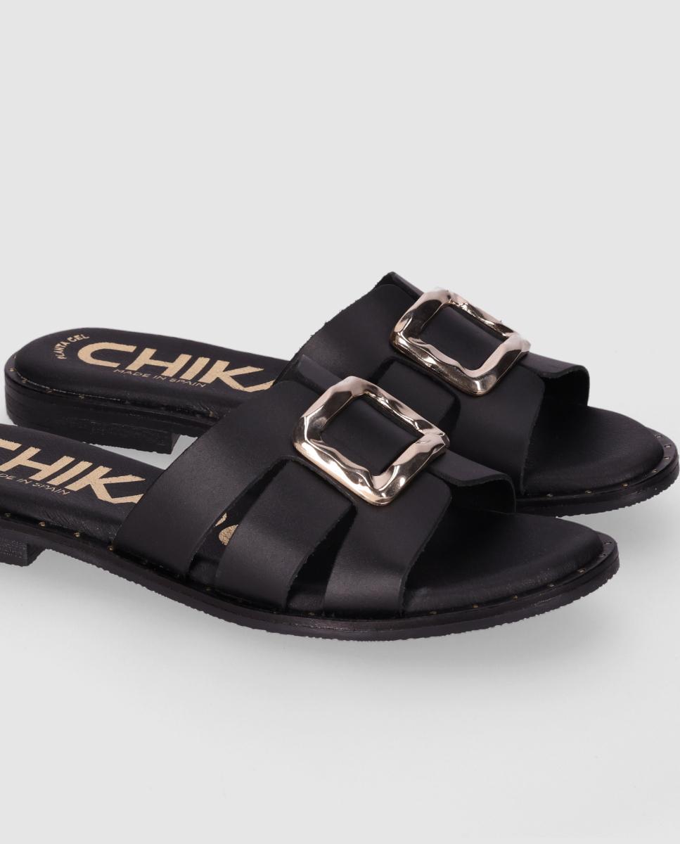 Sandalias planas en piel de mujer con maxi hebilla metálica decorativa y puntera redonda - Chika10 - Negro Negro-5