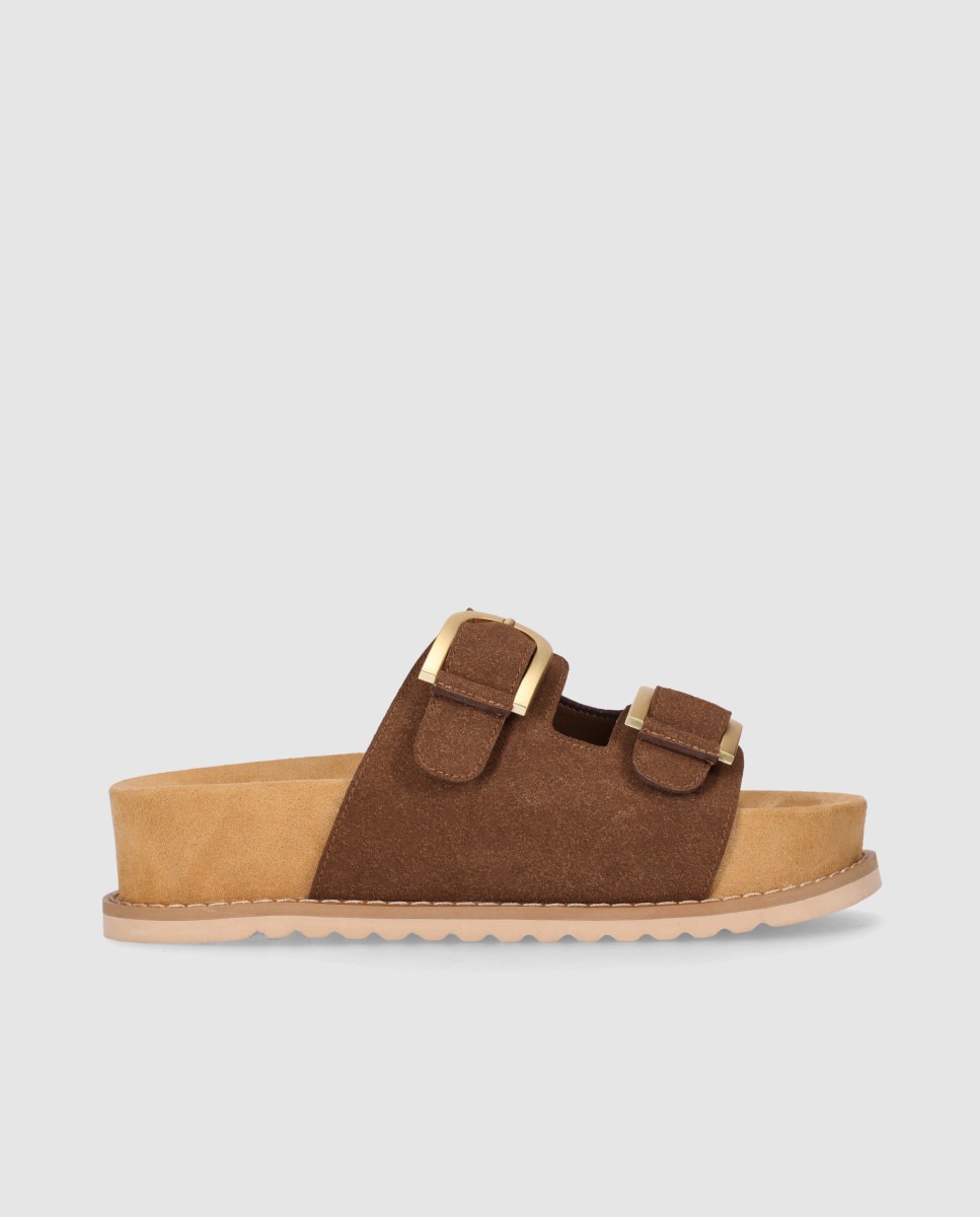 Chika10 - Sandalias plana de mujer en piel con planta acolchada y hebillas maxi decorativas.