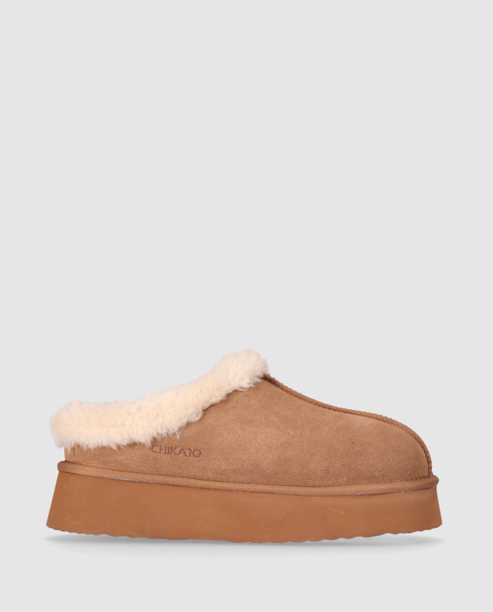 Zuecos planos de mujer en piel de serraje con suela ligera y acabado suave - Chika10 - Camel Camel-1