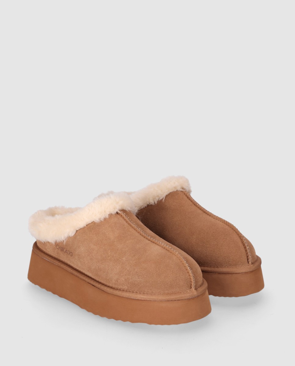 Zuecos planos de mujer en piel de serraje con suela ligera y acabado suave - Chika10 - Camel Camel-3