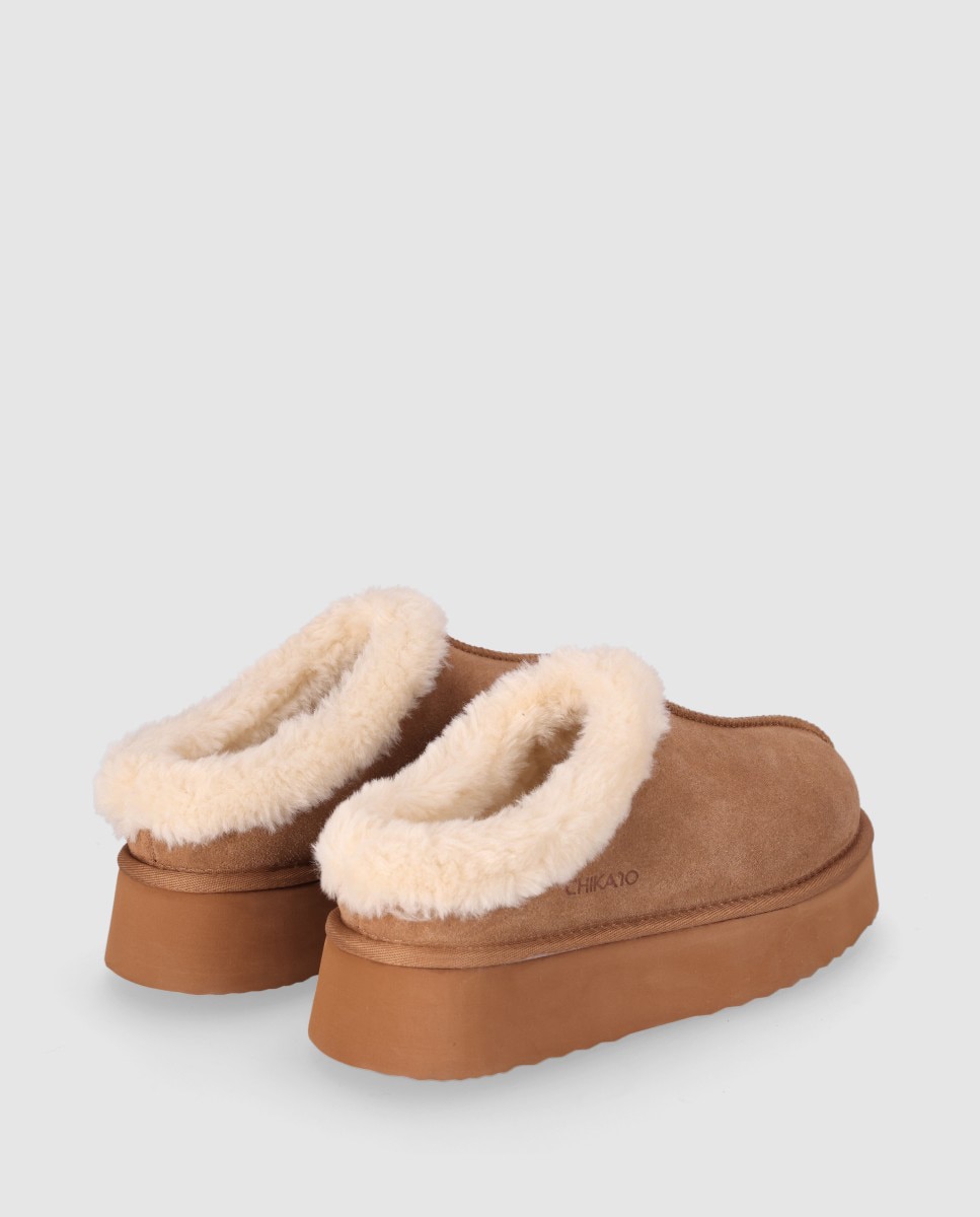 Zuecos planos de mujer en piel de serraje con suela ligera y acabado suave - Chika10 - Camel Camel-2