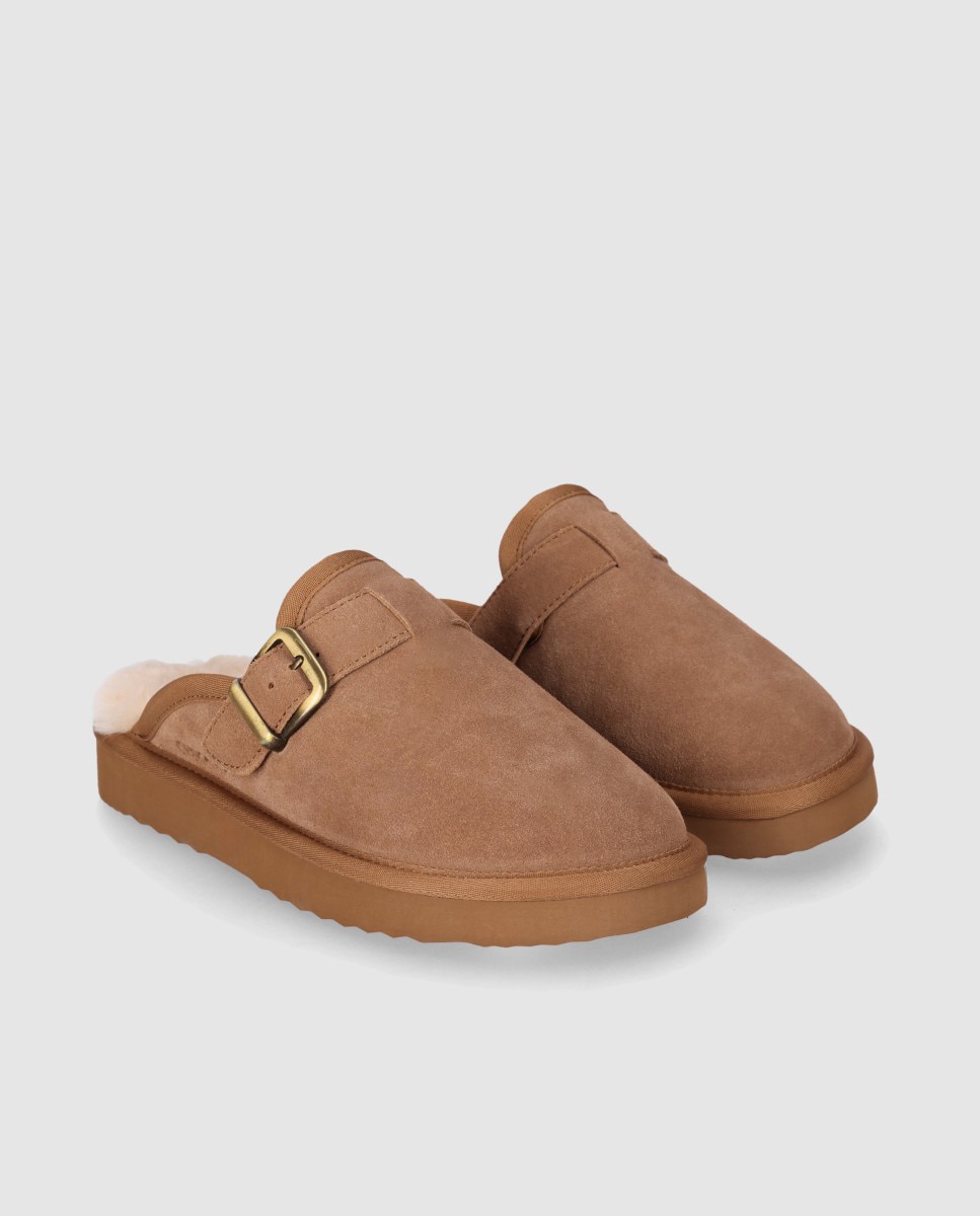 Zuecos planos de mujer acabado en piel con interior efecto borreguito y suela ligera - Chika10 - Camel Camel-3