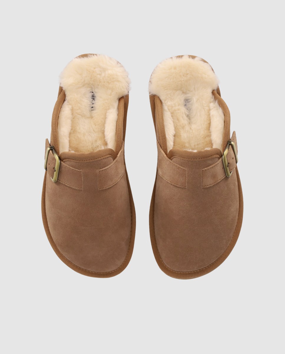 Zuecos planos de mujer acabado en piel con interior efecto borreguito y suela ligera - Chika10 - Camel Camel-4