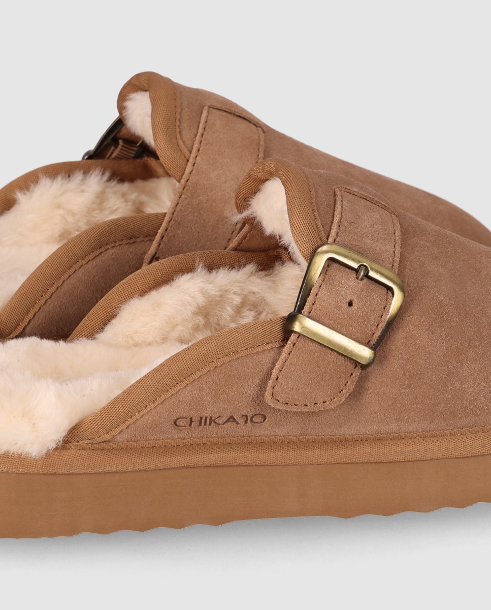Zuecos planos de mujer acabado en piel con interior efecto borreguito y suela ligera - Chika10 - Camel Camel-5