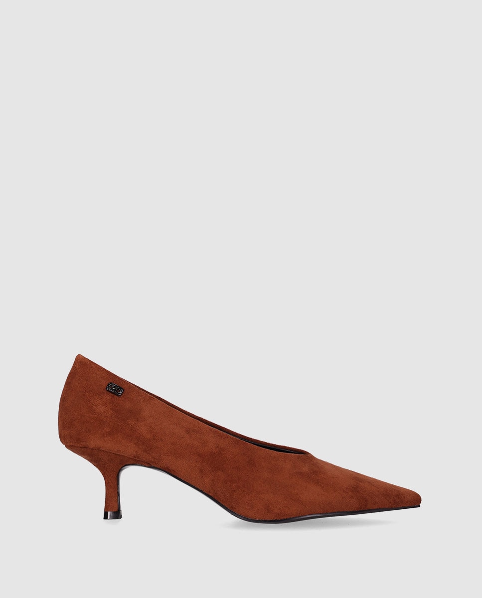 Zapatos de salón de mujer con acabado textil, puntera afilada y tacón fino - Chika10 - Marrón claro Marrón claro-1
