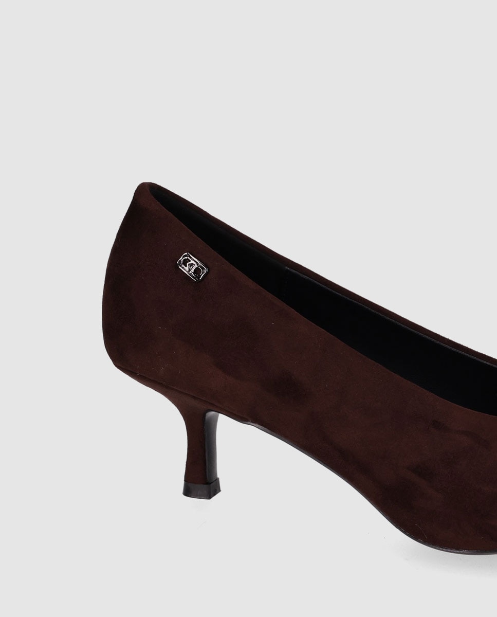 Zapatos de salón de mujer con acabado textil, puntera afilada y tacón fino - Chika10 - Marrón Marrón-5