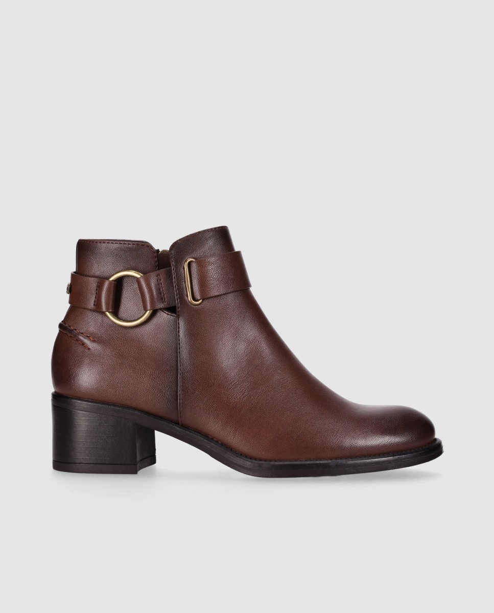Botines básicos de mujer con tacón medio y tira decorativa con hebilla metálica - Chika10 - Marrón Marrón-1