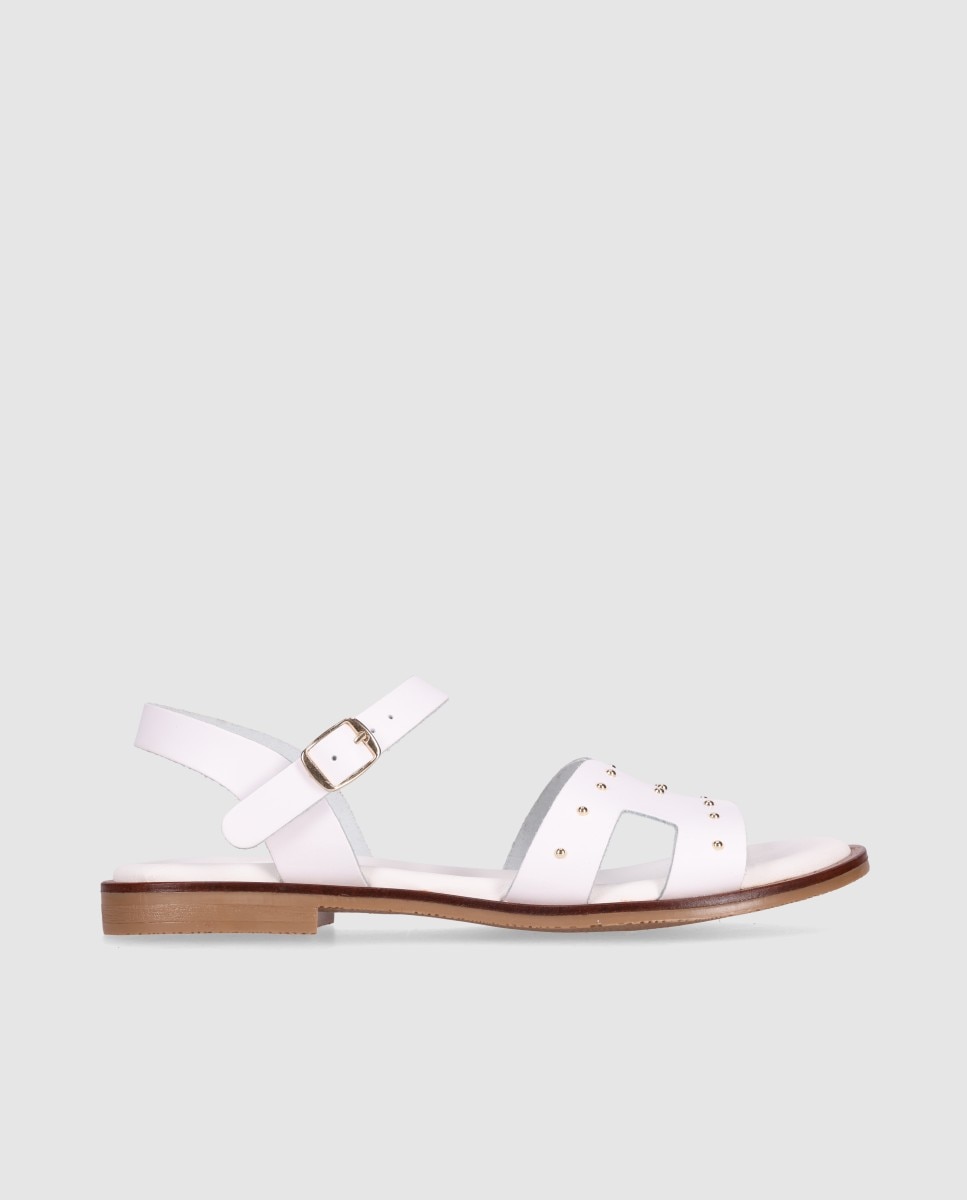Chika10 - Sandalias planas de mujer realizadas en piel con diseño simétrico y tachas decorativas.
