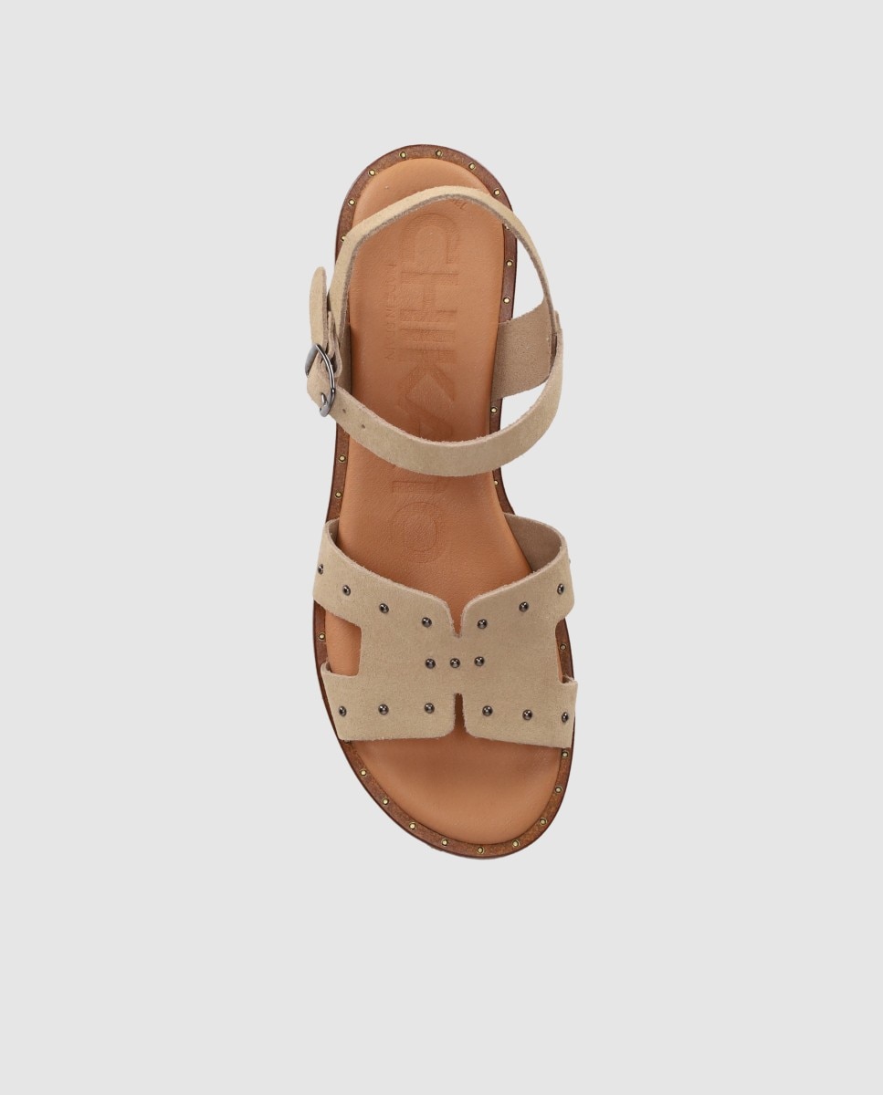 Sandalias planas de mujer realizadas en piel con diseño simétrico y tachas decorativas - Chika10 - Beige Beige-3