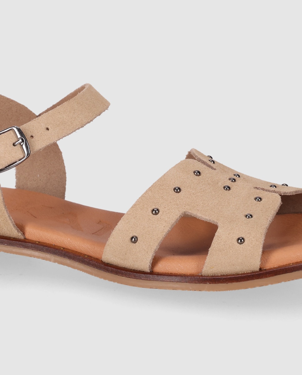 Sandalias planas de mujer realizadas en piel con diseño simétrico y tachas decorativas - Chika10 - Beige Beige-5