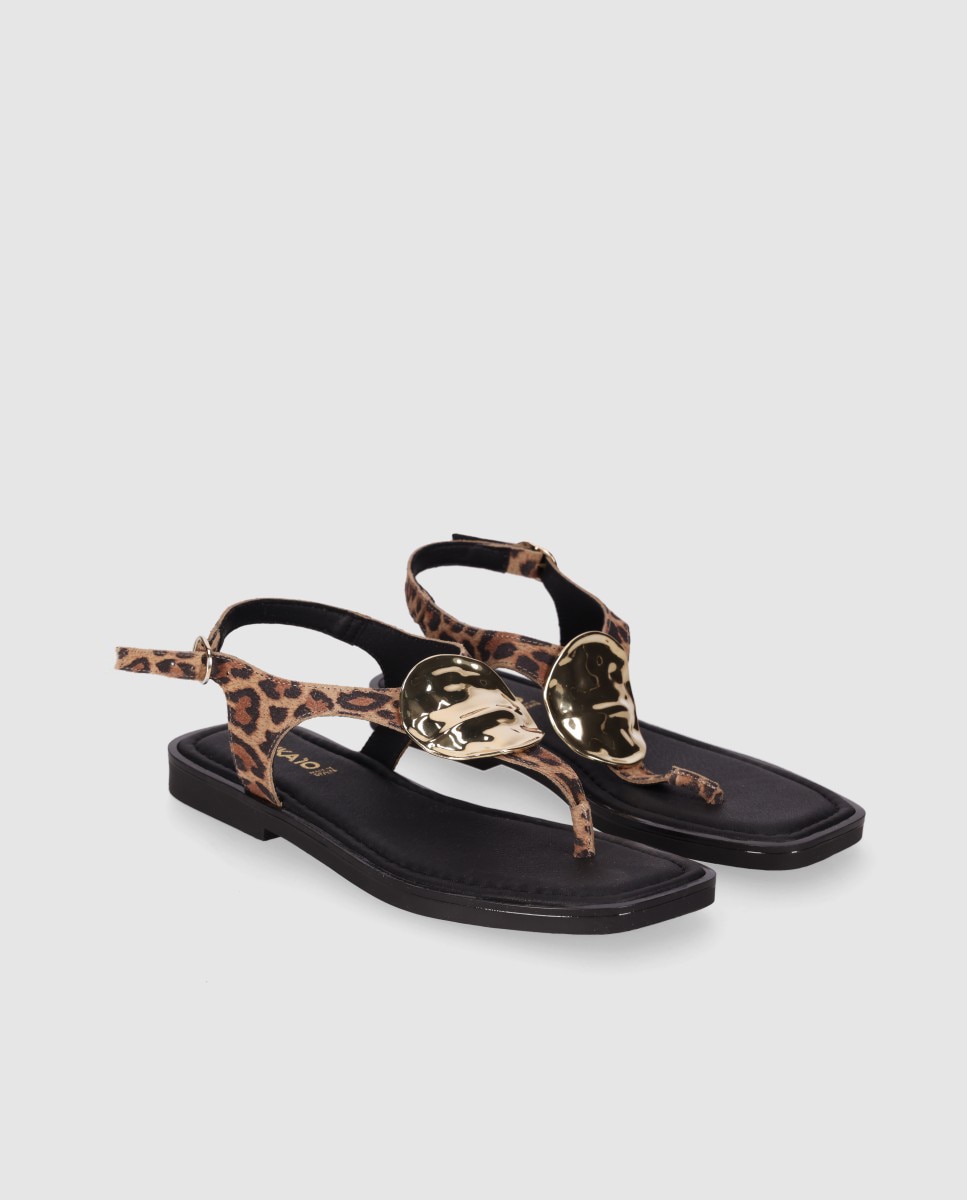 Sandalias de dedo planas para mujer realizadas en piel con detalle metálico central decorativo - Chika10 - Estampado Estampado-4