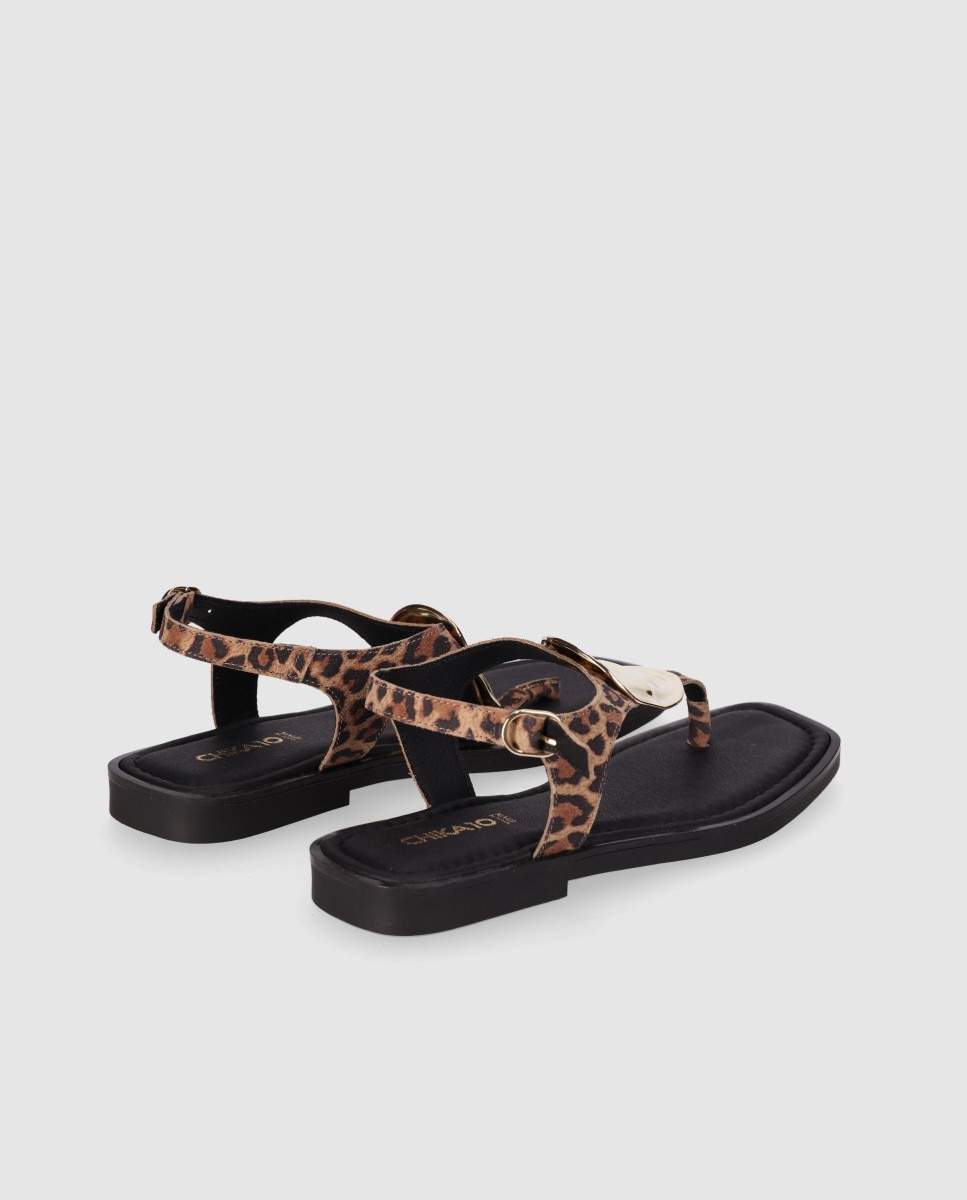 Sandalias de dedo planas para mujer realizadas en piel con detalle metálico central decorativo - Chika10 - Estampado Estampado-3