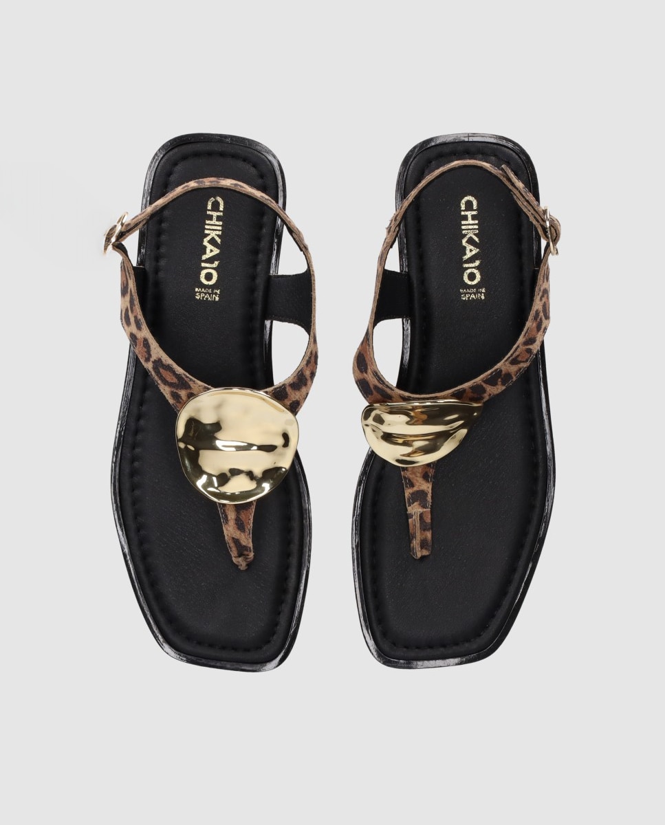 Sandalias de dedo planas para mujer realizadas en piel con detalle metálico central decorativo - Chika10 - Estampado Estampado-5