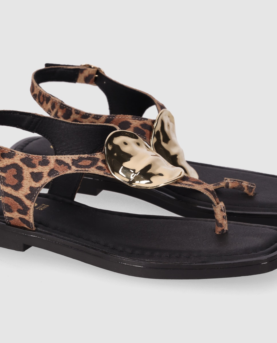 Sandalias de dedo planas para mujer realizadas en piel con detalle metálico central decorativo - Chika10 - Estampado Estampado-6