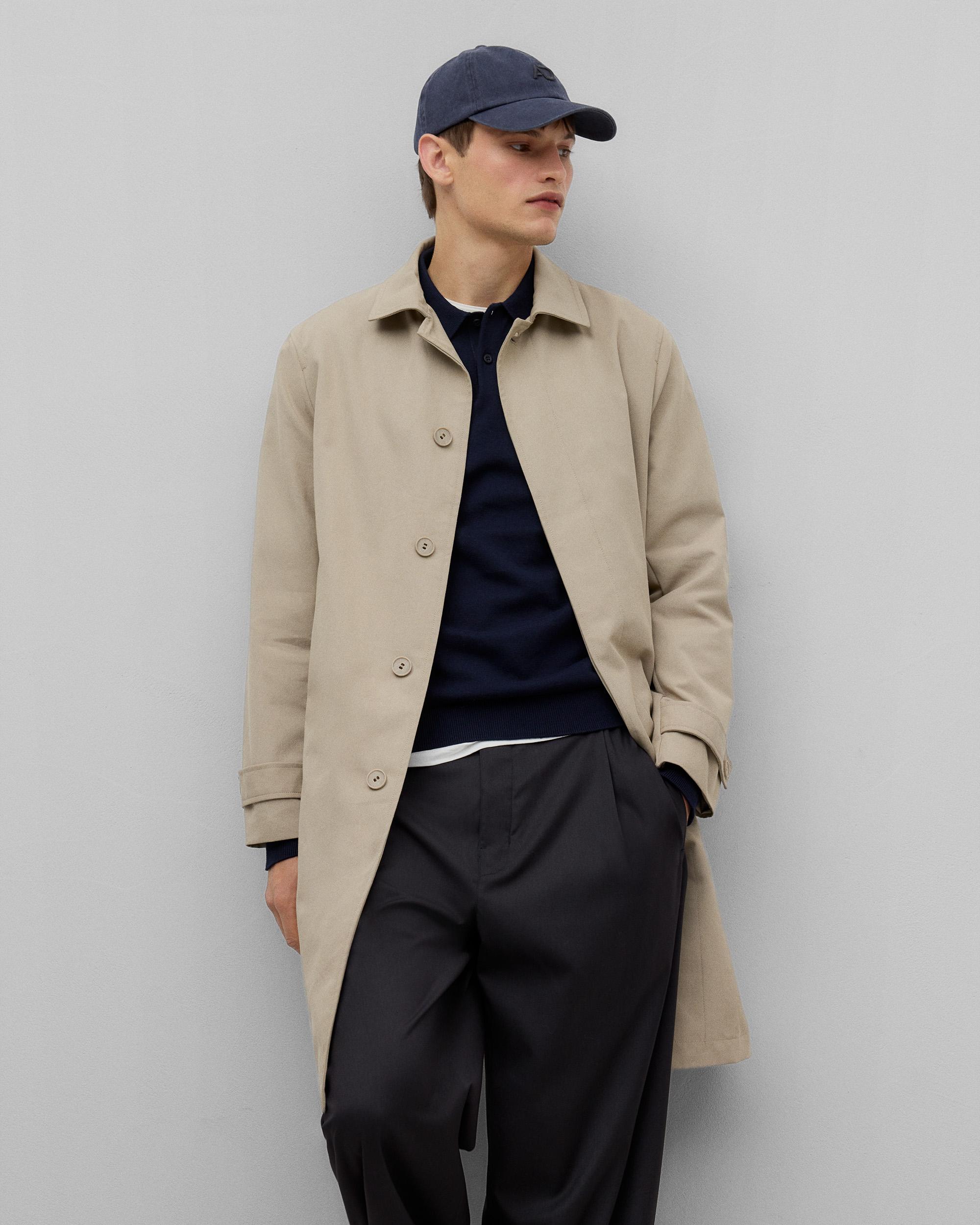 Gabardina de hombre tipo Mackintosh con botonadura oculta