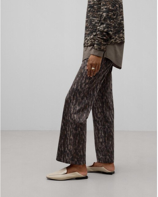 Pantalón ancho de mujer de antelina con estampado animal