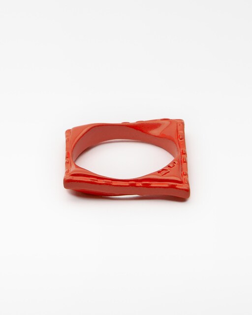 Imagen 0 de Anillo cuadrado de metal lacado