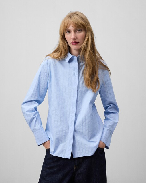 Imagen 0 de Camisa de mujer azul con rayas logotipadas