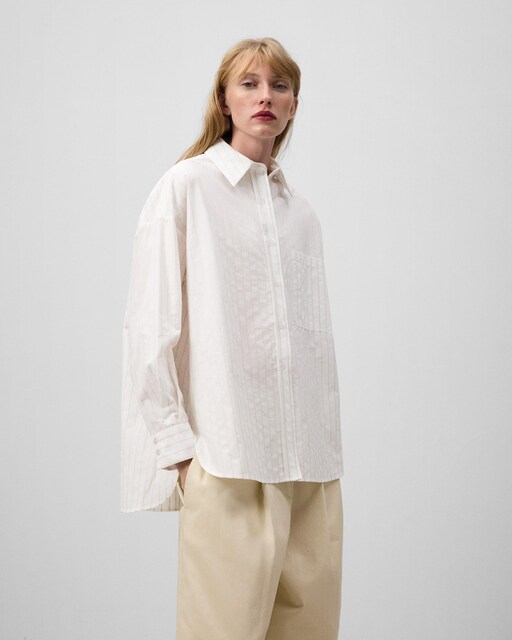 Imagen 0 de Camisa de mujer blanca con rayas logotipadas