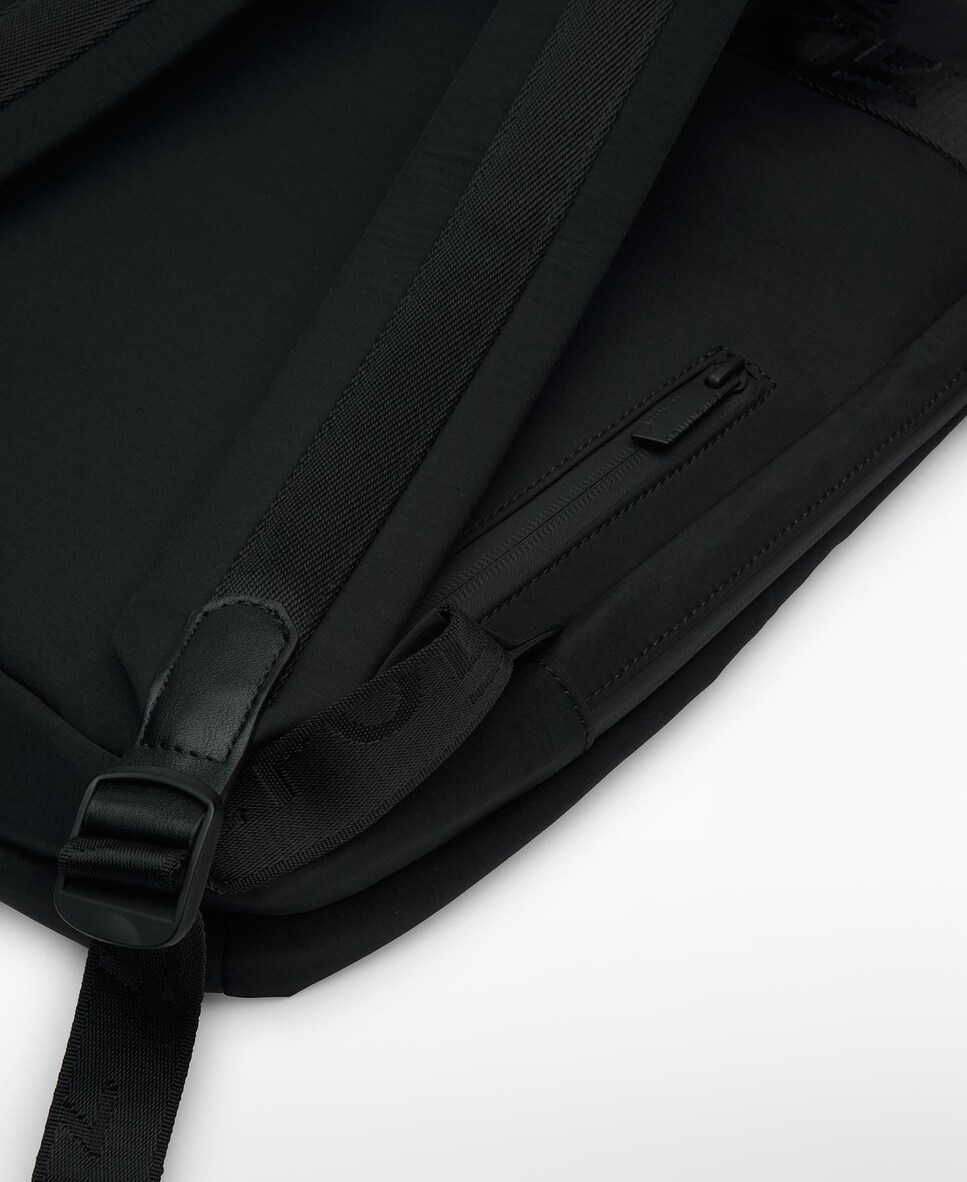 Mochila de hombre compacta con solapa · Adolfo Dominguez · El