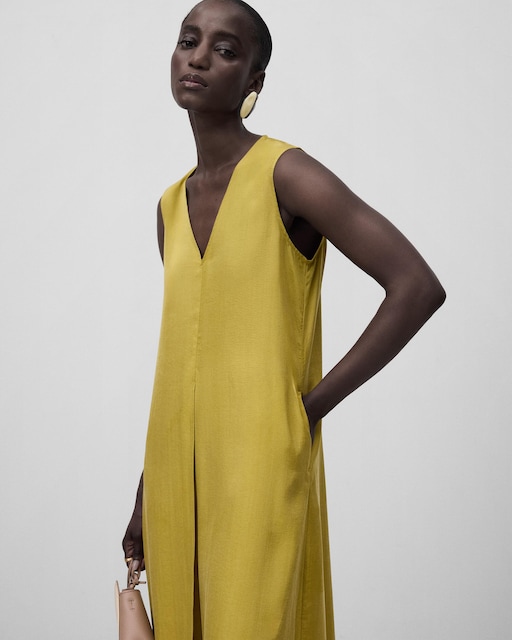 Imagen 0 de Vestido largo con escote pico
