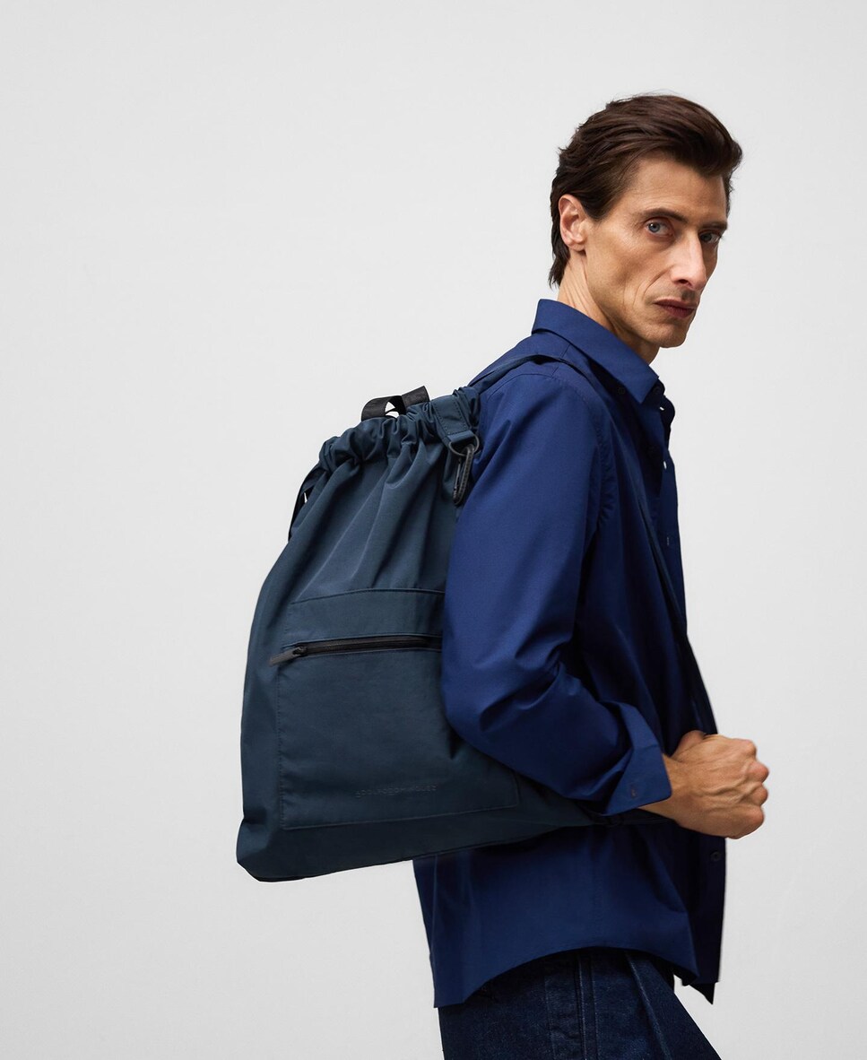 Mochila de hombre tipo saco · Adolfo Dominguez · El Corte Inglés