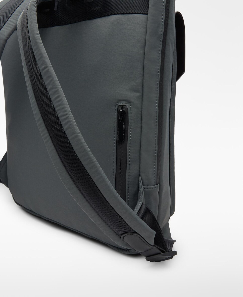 Mochila de hombre compacta en nailon con bolsillo exterior