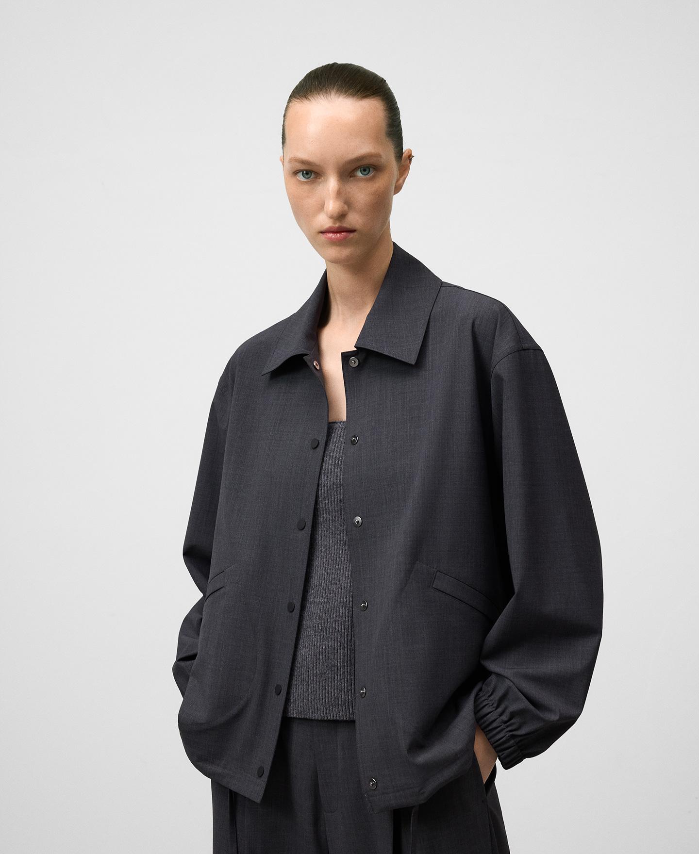 Imagen 0 de Sobrecamisa de mujer con bajo ajustable y cierre con snaps