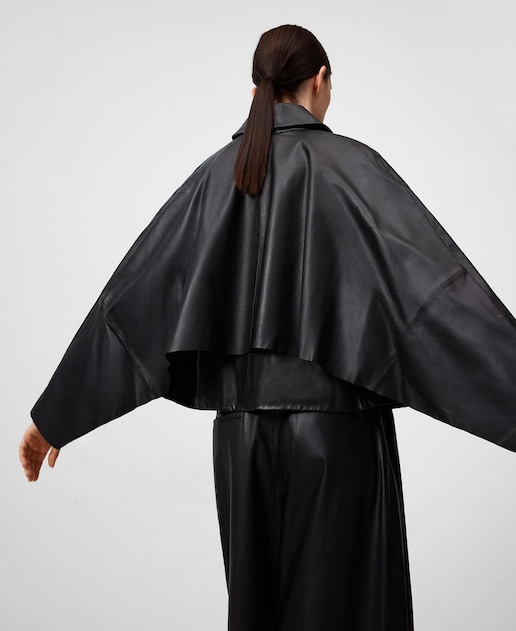 Imagen 0 de Chaqueta de mujer de piel con capa en espalda