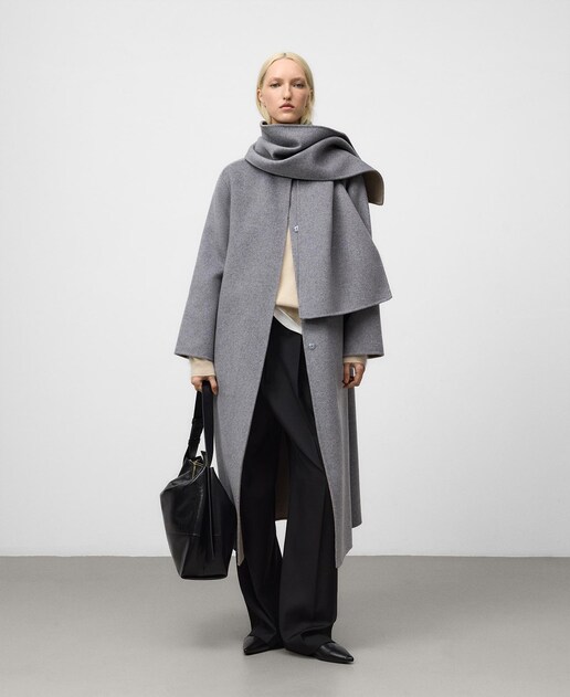 Imagen 0 de Abrigo de  mujer de doble faz con bufanda