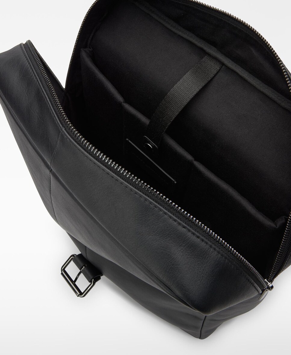 Mochila de hombre compacta de piel · Adolfo Dominguez · El Corte