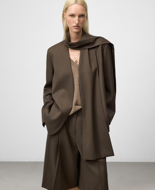 Imagen 0 de Blazer de mujer sastre con cuello bufanda