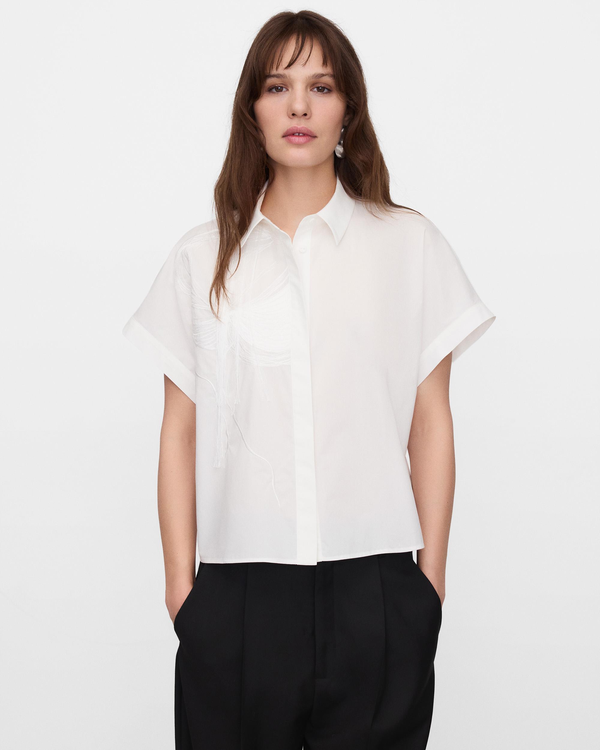 Adolfo Dominguez - Camisa de mujer corta bordada.