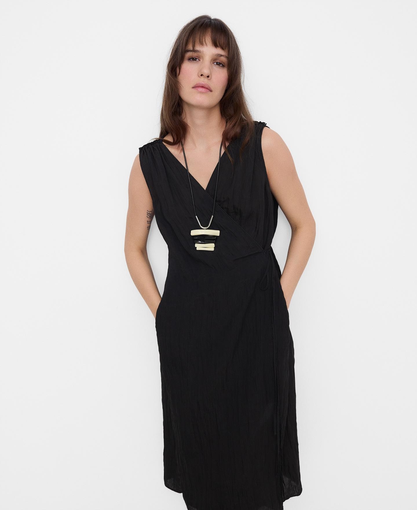 Adolfo Dominguez - Vestido midi cruzado en tejido arrugado.